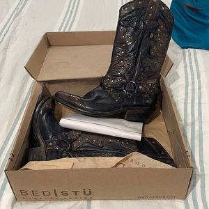 BED Stu boots brand new